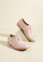 Modcloth Talking Picture Flat In Blush In 6