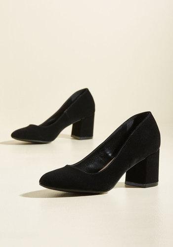  Cue The Classics Velvet Heel In Noir In 6.5