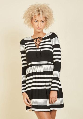  Coffee Shop Reading Long Sleeve Dress In Monochrome In Xxs