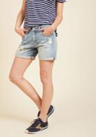  Pull The Rugged Out Shorts In Light Wash In Xs