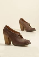  Get The Keyhole Story Suede Heel In Brown In 6.5