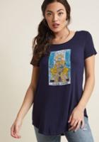 Mdt1045u This Navy Blue Top Displays A Spooky Spin On A Royal Reading! A Modcloth-exclusive Tee Touting A Loose Fit And A Distressed Screen Print, This Shirt Symbolizes Your Stylish Fate.