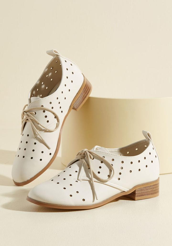 Modcloth Inspiring Excursion Oxford Flat In Eggshell