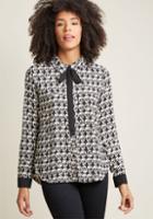 Modcloth Enviable Occupation Button-up Top In Skulls In M
