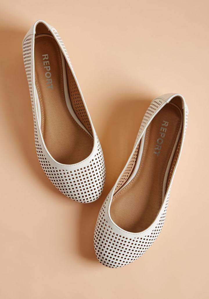 Modcloth Punctuated With Panache Flat In Eggshell In 8.5