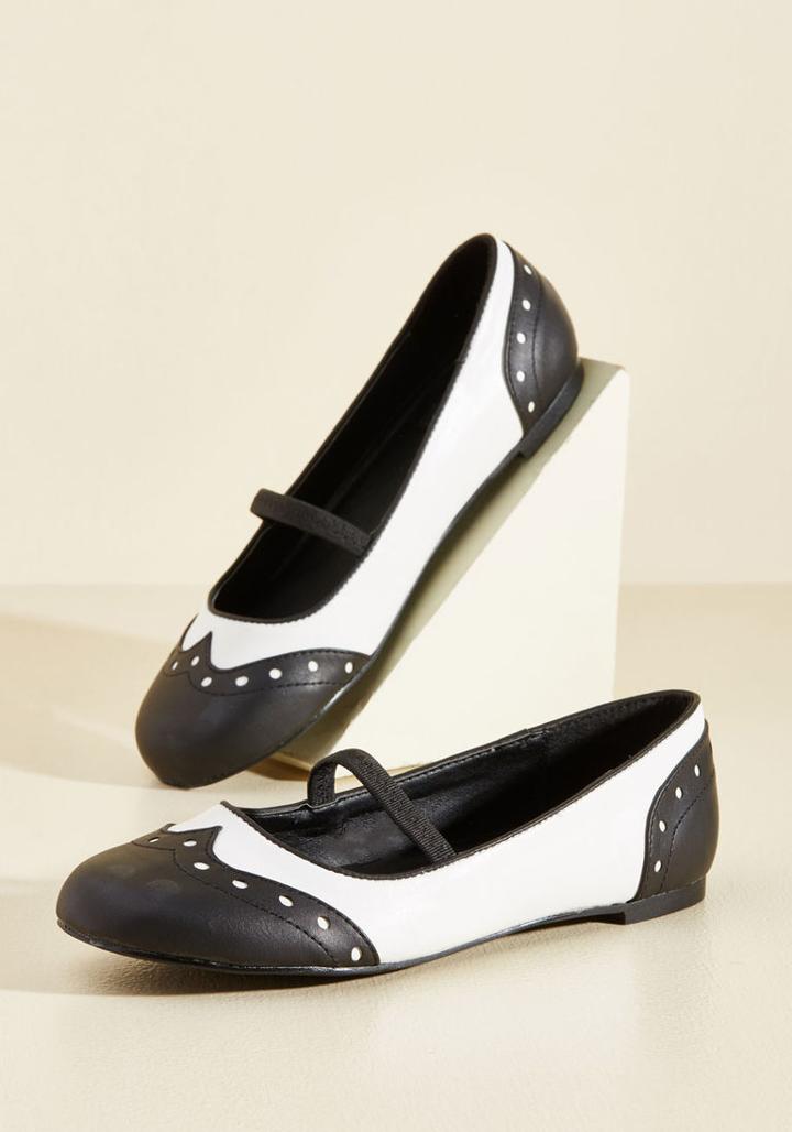 Modcloth Wingtip The Balance Oxford Flat In Black