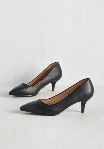  Sleek And Low Heel In Black In 6.5