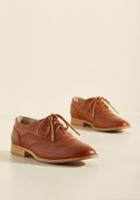 Modcloth Talking Picture Oxford Flat In Rich Caramel