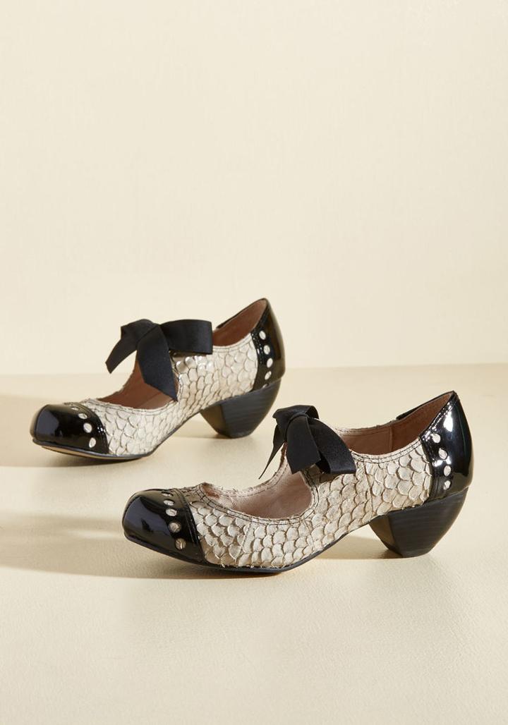 Modcloth Bow'n Places Leather Heel In Dove Grey