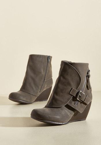  Follow The Fashionista Boot In Pebble In 7.5