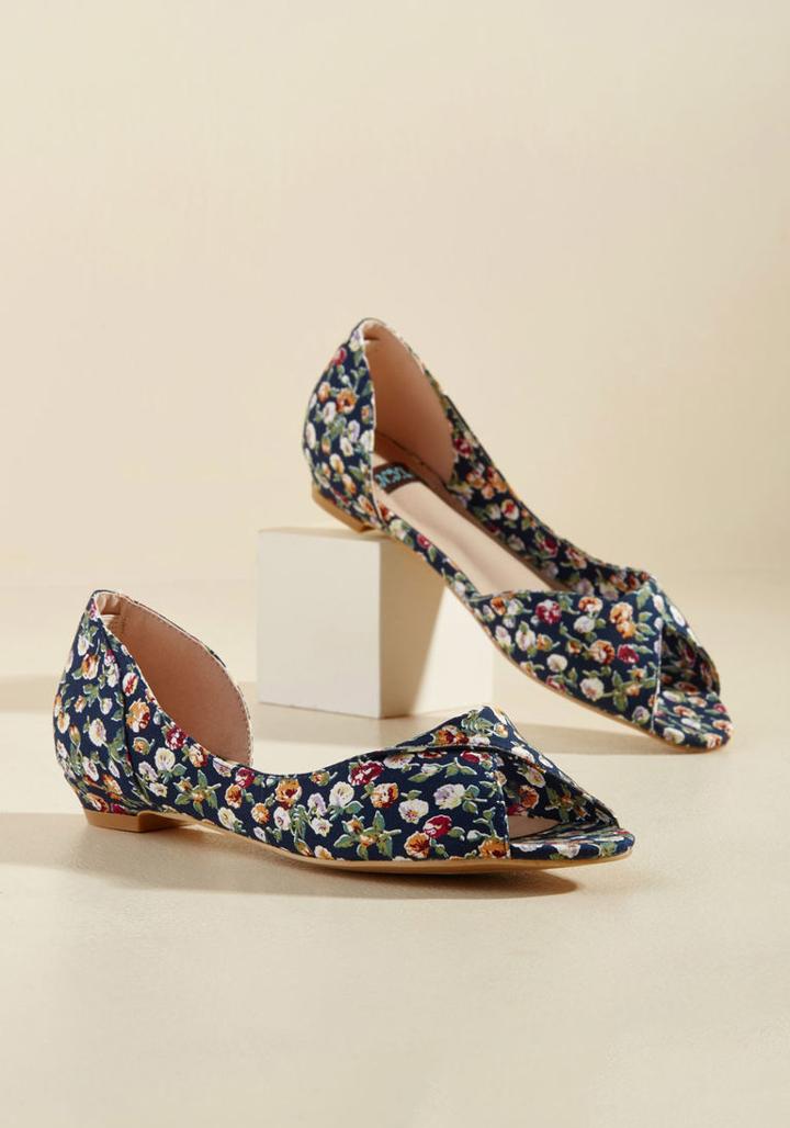 Modcloth That's More Like It Peep Toe Flat In Floral