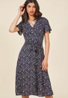 Modcloth Flaunting Florals Surplice Midi Dress In Navy In 1x