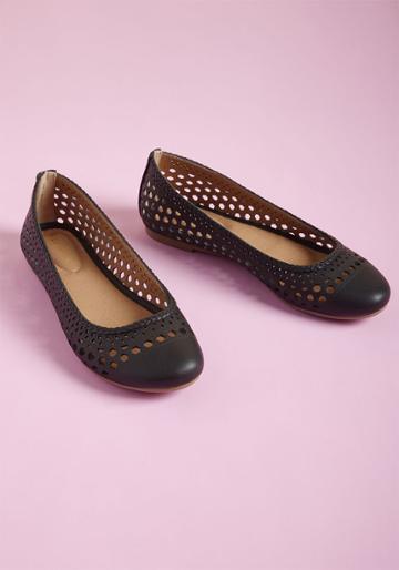 Modcloth Make The Cutout Ballet Flat In Black In 6.5