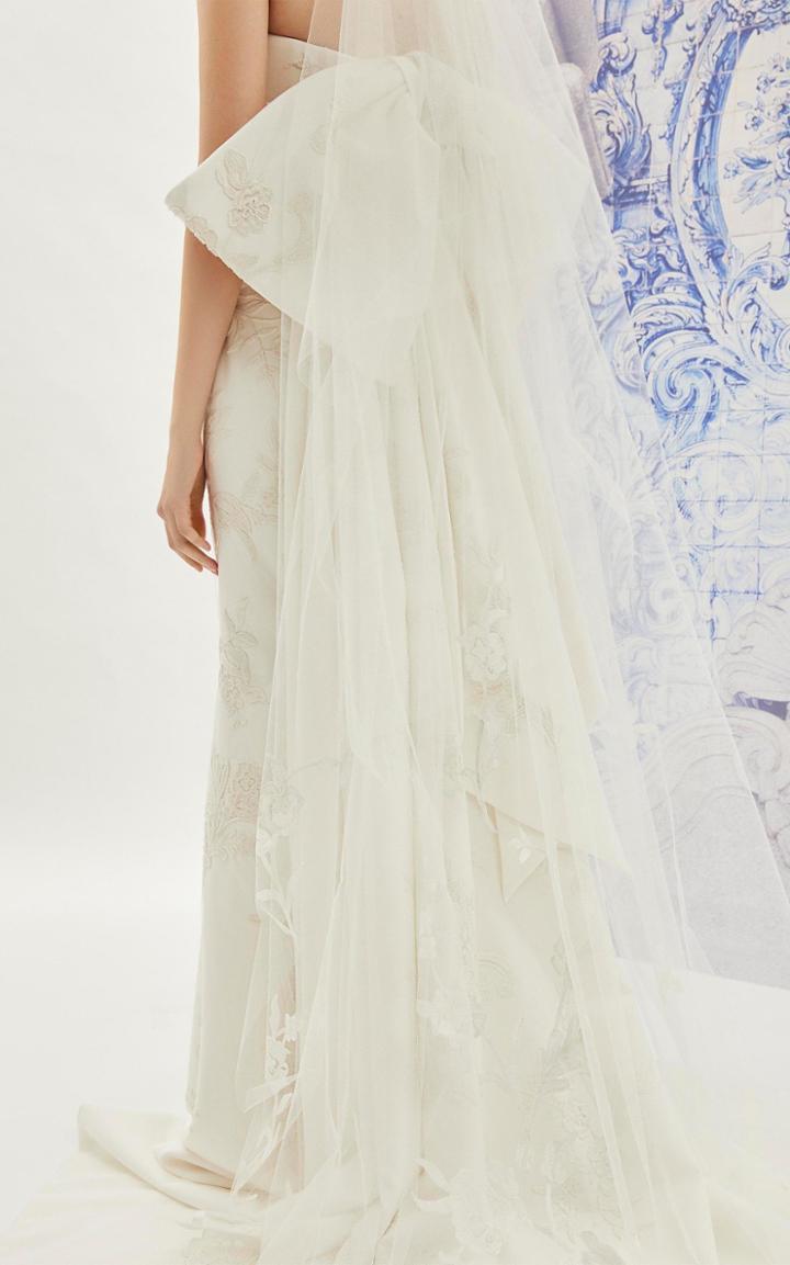 Carolina Herrera Indira Embroidered Strapless Silk Gown With Back Bow And Detachable Train