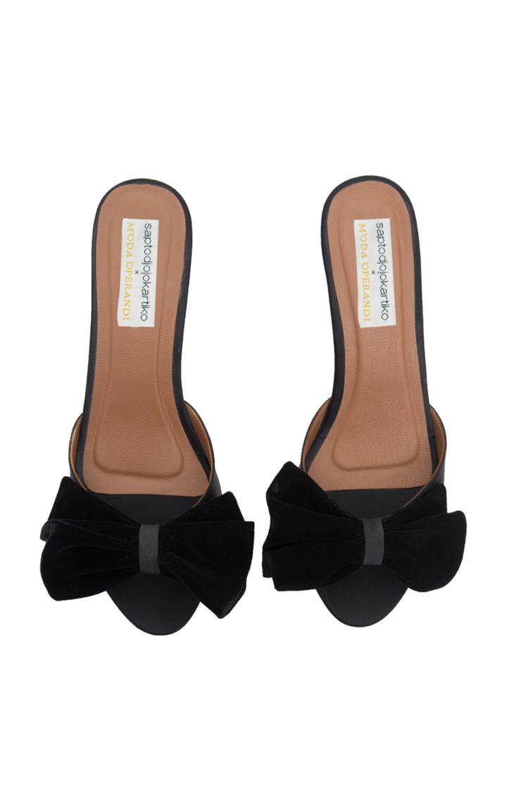Sapto Djojokartiko M'o Exclusive: Sitta Velvet Sandals