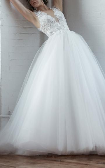Isabelle Armstrong Nieves Embroidered Lace Gown