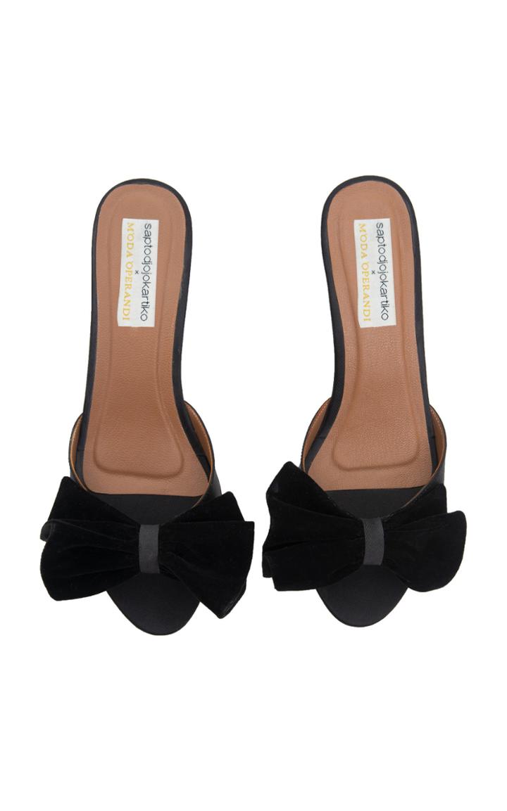 Saptodjojokartiko M'o Exclusive: Sitta Velvet Sandals
