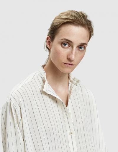 Amomento Standing Collar