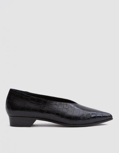 Alumnae V-line On Pointy Low Heel In Nero Croco
