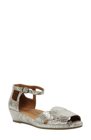 Women's L'amour Des Pieds Betterton Sandal .5 M - Metallic