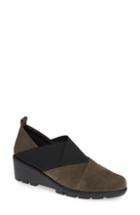 Women's The Flexx Crosstown Slip-on Shoe .5 M - Brown