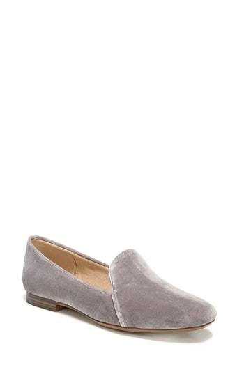 Women's Naturalizer Emiline Flat Loafer M - Brown