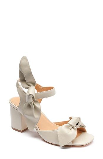 Women's Bill Blass Carmen 65 Knotted Sandal .5 M - White
