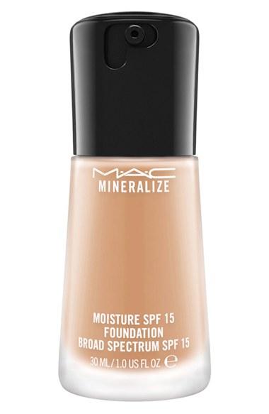Mac Mineralize Moisture Foundation Broad Spectrum Spf 15 Oz - Nw 22