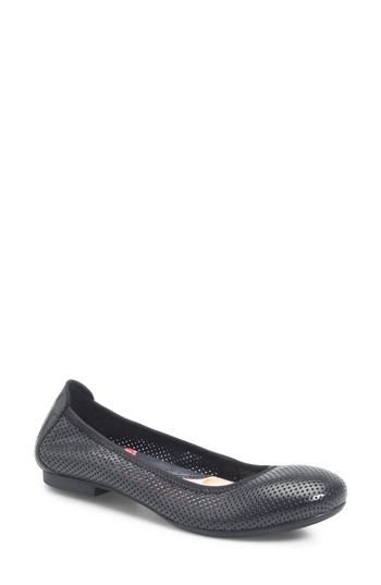 Women's B?rn Julianne Perforated Flat M - Black