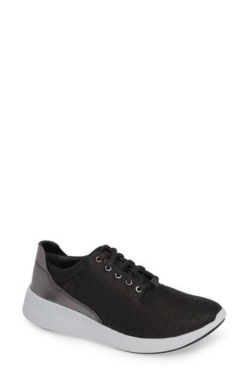 Women's Clarks Un Alfresco Sneaker M - Black