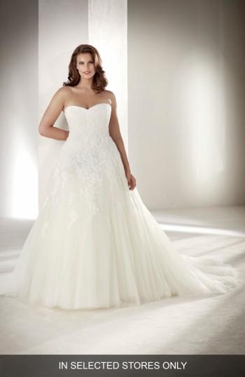 Women's Pronovias Alcanar Strapless Lace & Tulle Gown, Size - Ivory