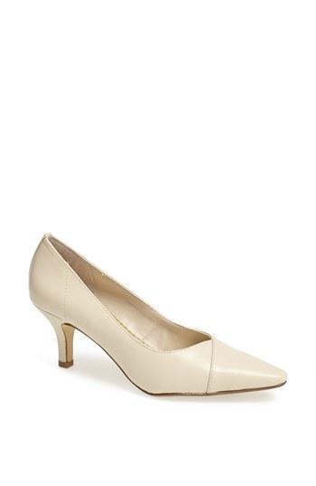 Women's Bella Vita 'wow' Kitten Heel Pump .5 M - Beige