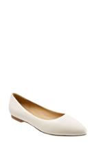 Women's Trotters Estee Pointed Toe Flat M - Ivory