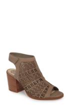 Women's Vince Camuto Keannie Sandal M - Grey