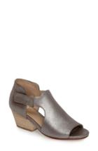 Women's Eileen Fisher 'iris' Sandal .5 M - Metallic