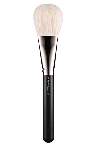 Mac 135 Large Flat Powder Brush