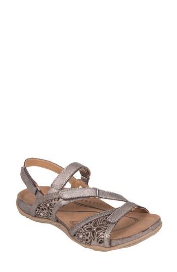 Women's Earth Maui Strappy Sandal .5 M - Metallic