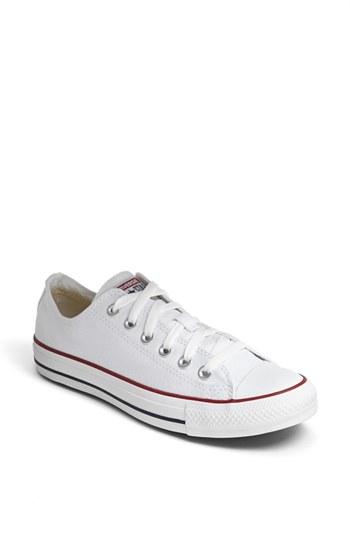 Women's Converse Chuck Taylor Low Sneaker .5 M - White