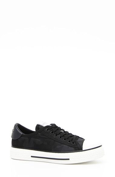 Women's Valentino 'starstudded' Low Top Sneaker