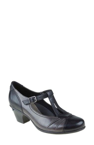 Women's Earth 'wanderlust' T-strap Pump .5 M - Black