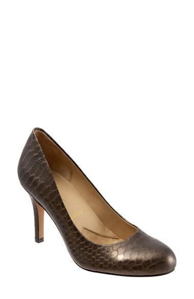 Women's Trotters 'signature Gigi' Round Toe Pump M - Brown