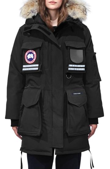 Women's Canada Goose Snow Mantra Extreme Weather 675-fill Power Down Arctic Tech Parka With Genuine Coyote Fur Trim (6-8) - Black