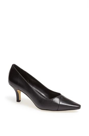 Women's Bella Vita 'wow' Kitten Heel Pump M - Black