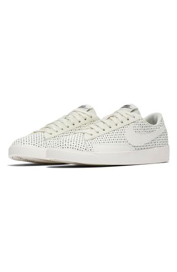 Women's Nike Blazer Low Se Sneaker M - White