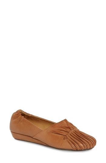 Women's Chocolat Blu Vic Low Pleated Wedge .5 M - Brown