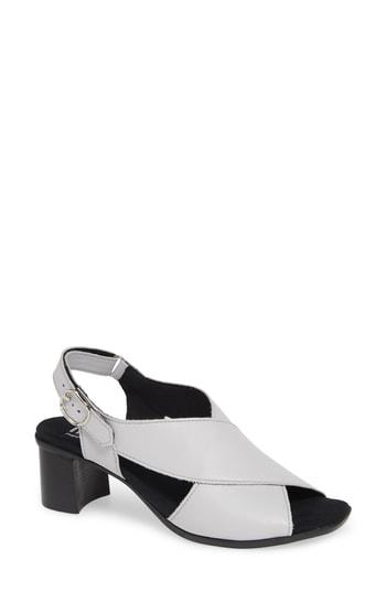 Women's Munro Laine Block Heel Sandal M - White