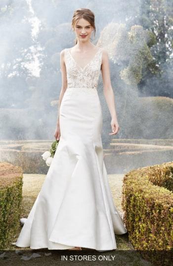 Women's Bliss Monique Lhuillier Lace & Mikado V-neck Trumpet Gown