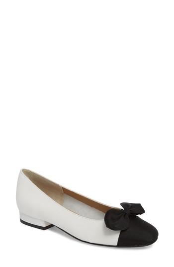 Women's Vaneli Favor Bow Flat .5 M - White