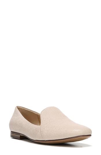 Women's Naturalizer Emiline Flat Loafer .5 N - Beige