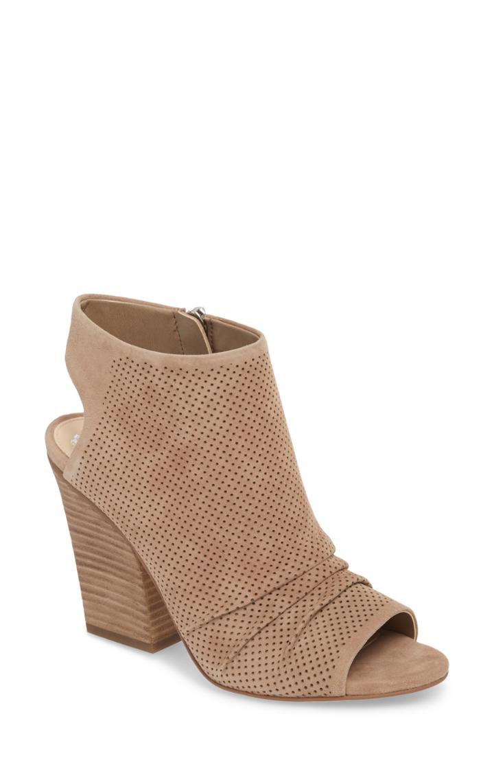 Women's Vince Camuto Kentvi Sandal .5 M - Beige